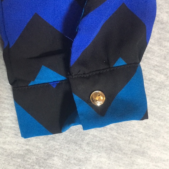 CHARLOTTE RUSSE Cool Bold Statement Chevron Print Long Sleeve 2 Pocket Top - Picture 12 of 15